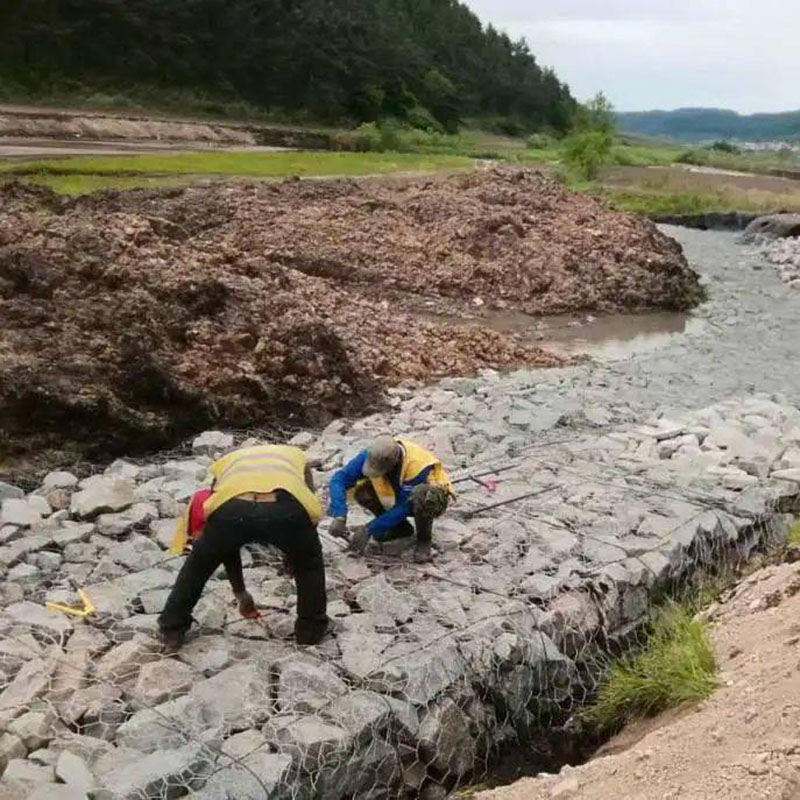 雷諾護墊多用于河道河岸的護坡加固等工程中